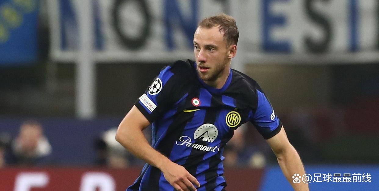 申京隔扣颜射亚当斯，后者按头锁喉遭申京“挑衅”：就扣你这混球（申京隔扣颜射亚当斯引爆冲突：被按头锁喉后回击挑衅“就扣你这混球”）