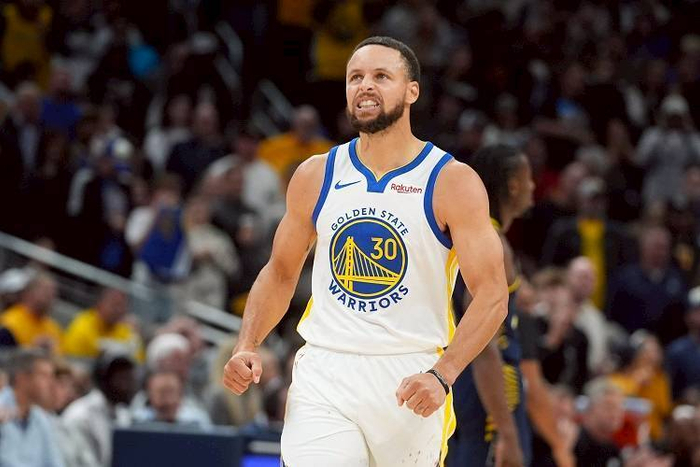 体坛联播｜斯洛特首度公开回应萨拉赫，曼联4比1大胜狼队（体坛速递｜斯洛特首次回应萨拉赫，曼联4比1击败狼队）