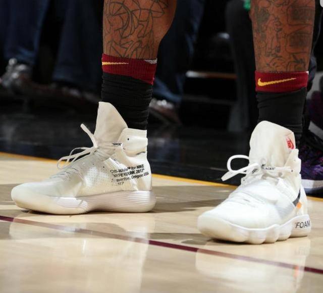 前一刻还在与民众招手，妻子抱着他大哭不止（刚才还对民众挥手致意，妻子此刻抱着他泣不成声）